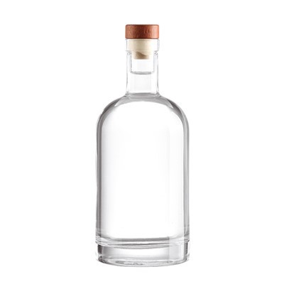 Hengeres üres vodkás üveg