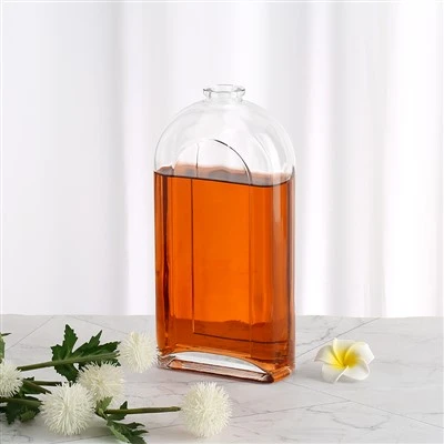 Magas, lapos kivitelű whiskys üveg dugóval
